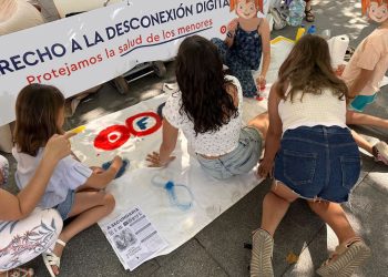 Por una infancia libre de pantallas y móviles